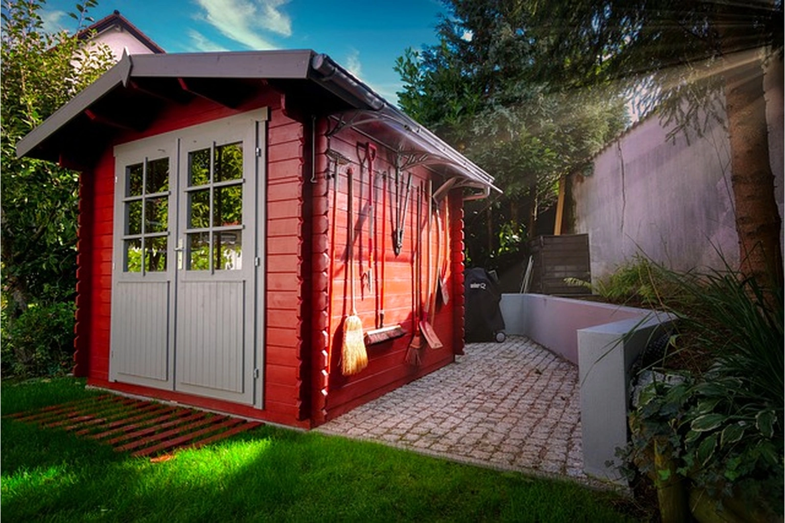 Съхранение на инвентара в двора и градината