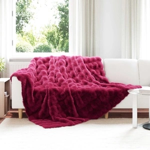 Одеяло от изкуствена заешка козина Olite, 240 x 270 см, полиестер, Бордо червен