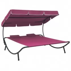 Лаундж легло на открито с навес и възглавници, розово