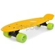 Ретро скейтборд с жълта дъска и зелени колела