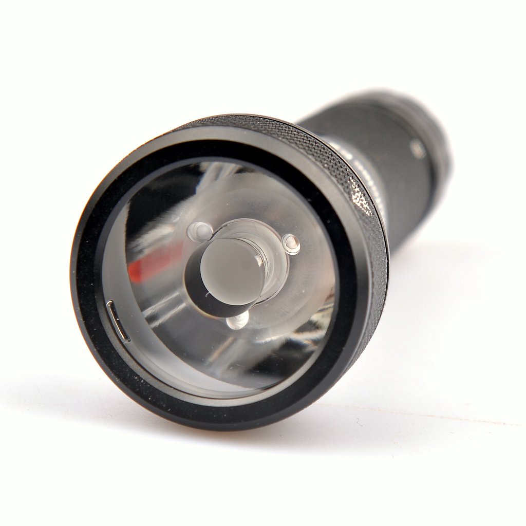 Компактен далекобоен фенер Dulotec E2 с включена батерия