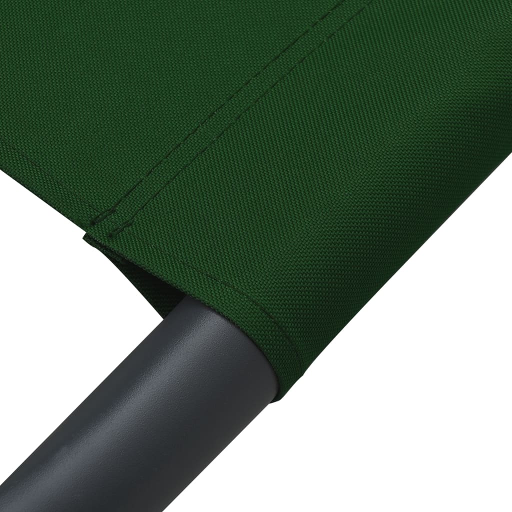 Лаундж легло на открито с навес и възглавници, зелено