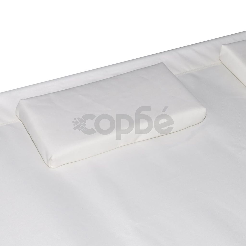 Лаундж легло на открито с навес и възглавници, кремавобяло